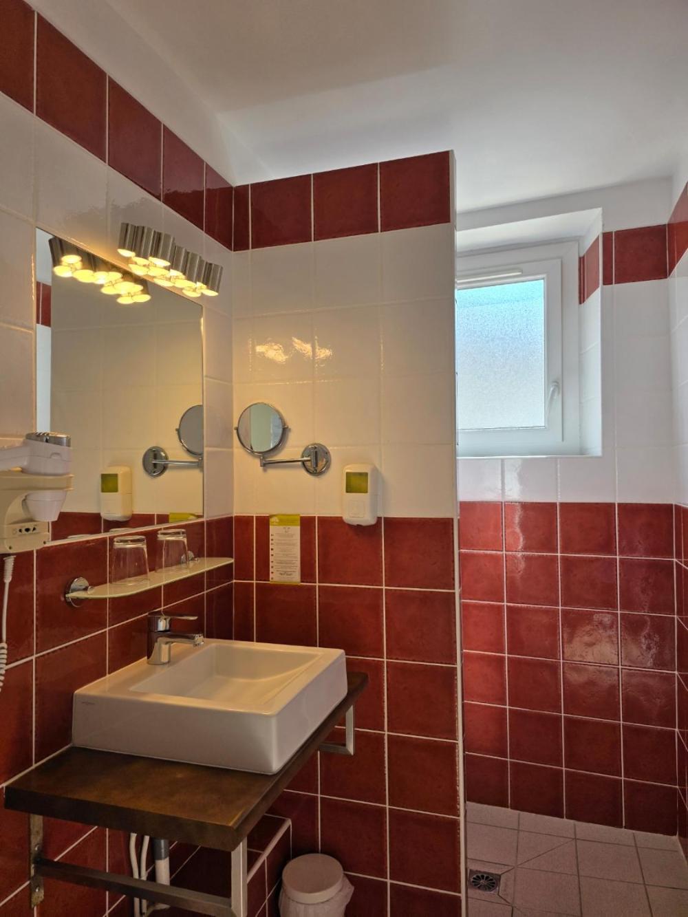 Brit Hotel des Halles Concarneau Buitenkant foto